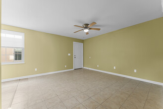 1000 Transmitter Rd in Panama City, FL - Building Photo - Interior Photo