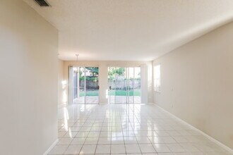 159 NW 152nd Ln in Pembroke Pines, FL - Foto de edificio - Building Photo