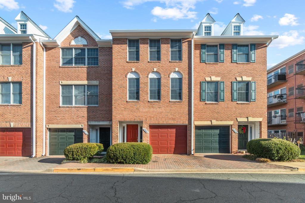 6920 Little Falls Rd in Arlington, VA - Building Photo