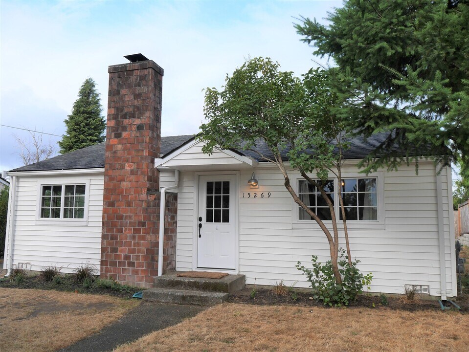 15269 8th Ave NE in Shoreline, WA - Building Photo