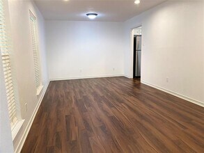 3831 Crestpark Dr in Farmers Branch, TX - Foto de edificio - Building Photo