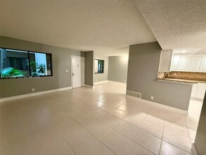 5220 Las Verdes Cir in Delray Beach, FL - Building Photo - Building Photo