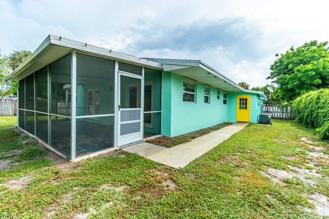 2566 NE Hickory Ave in Jensen Beach, FL - Building Photo - Building Photo