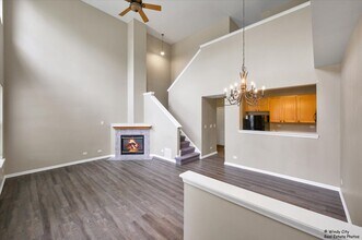 2571 Hillsboro Blvd in Aurora, IL - Building Photo - Building Photo