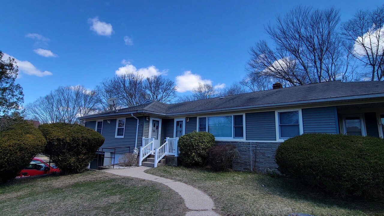 1 Islanda Ct in East Lyme, CT - Building Photo