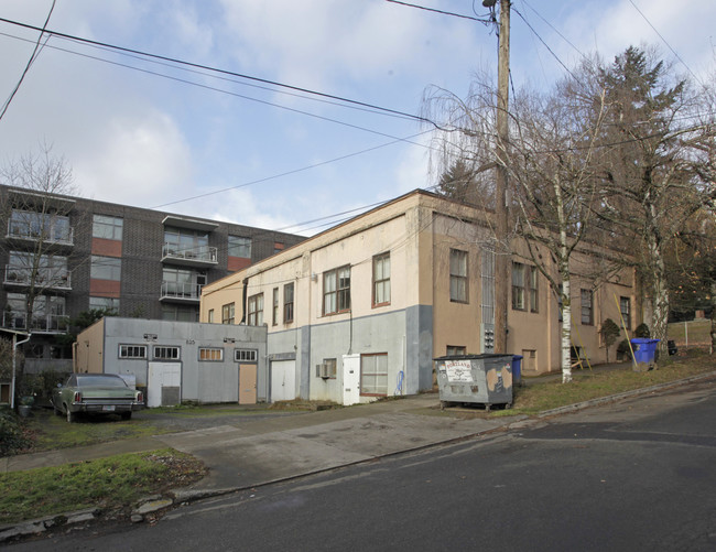 2230 SE Morrison St in Portland, OR - Foto de edificio - Building Photo