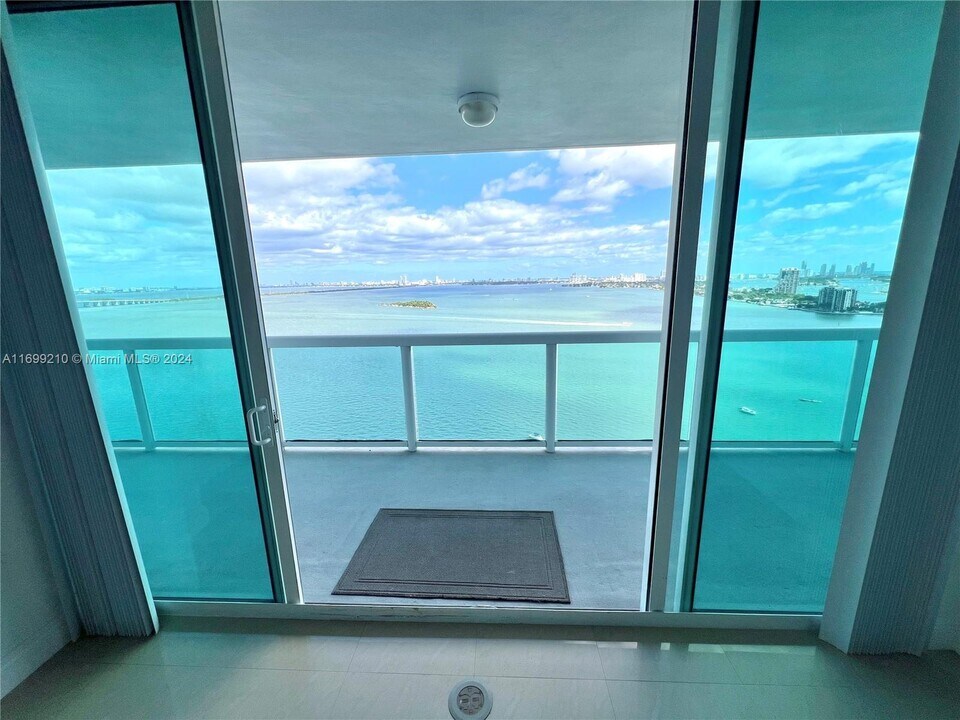 1800 N Bayshore Dr, Unit 2409 in Miami, FL - Foto de edificio