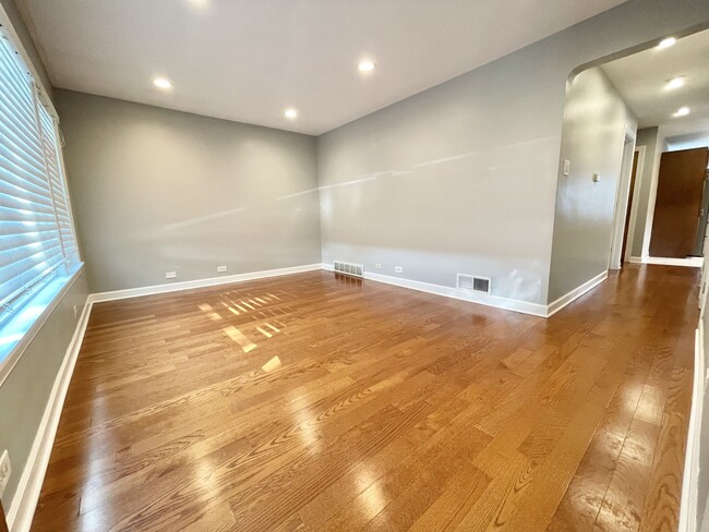 5755 S Meade Ave, Unit 2 in Chicago, IL - Building Photo - Building Photo