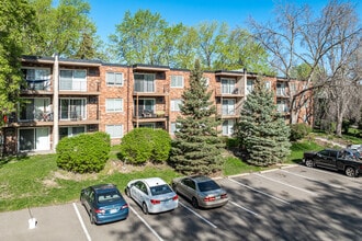 Apache Manor Apartments in St. Anthony, MN - Foto de edificio - Building Photo