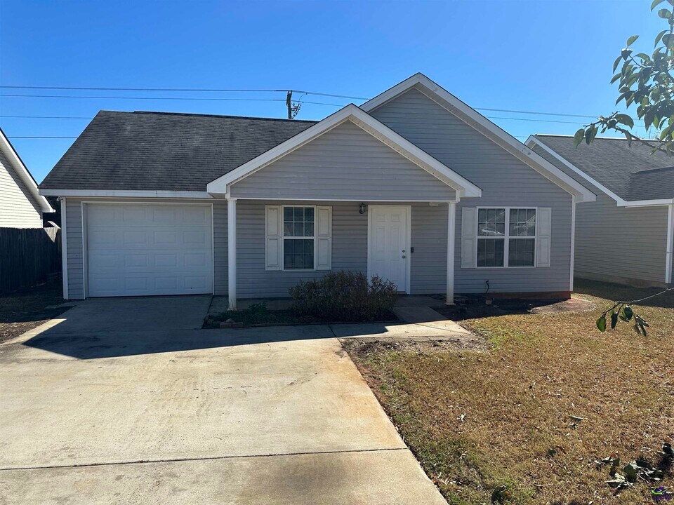 202 Grand Ave in Bonaire, GA - Building Photo