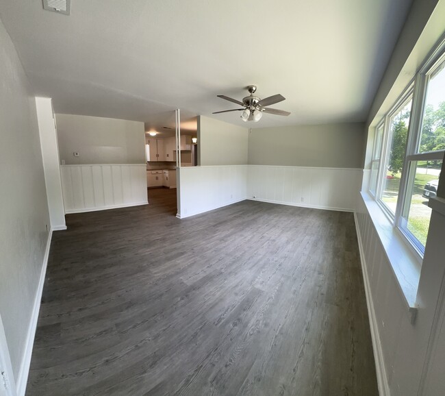 516 W Point Tap Rd in Palestine, TX - Building Photo - Building Photo