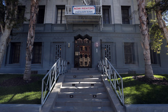 608 S Dunsmuir Ave in Los Angeles, CA - Foto de edificio - Building Photo
