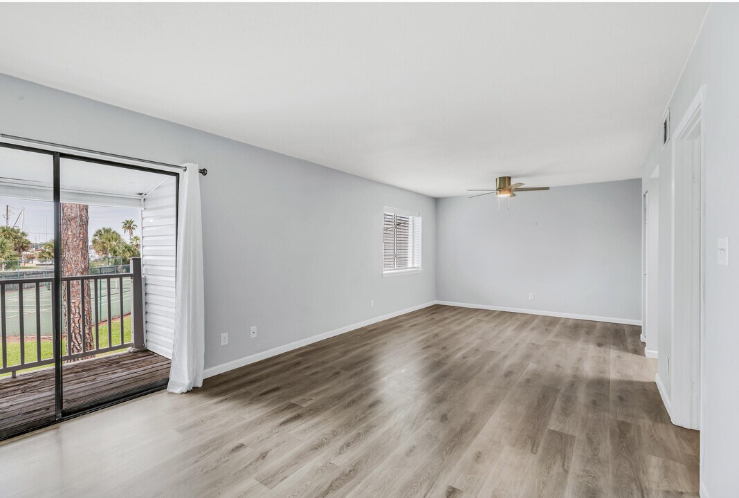 101 Old Ferry Rd in Shalimar, FL - Building Photo