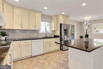 2032 Greenwich St in Falls Church, VA - Building Photo - Building Photo