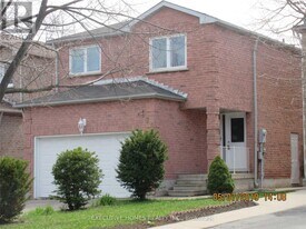 74 Hudson Dr in Brampton, ON - Building Photo