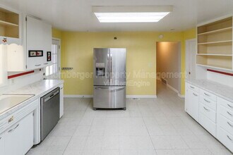 2324 E South Crescent Ave in Spokane, WA - Building Photo - Building Photo