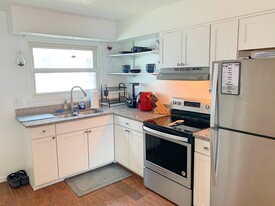 10615 Baltic Rd, Unit 1 Apartamentos