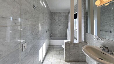 1134 Alta Loma Rd in West Hollywood, CA - Foto de edificio - Building Photo