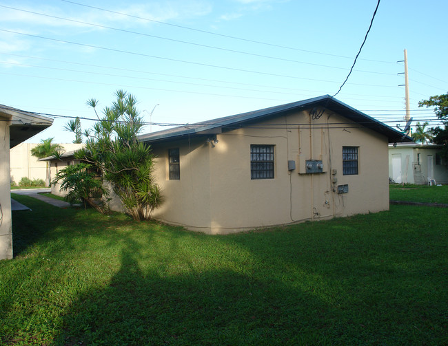 6747-6753 NW 5th Ct in Miami, FL - Foto de edificio - Building Photo