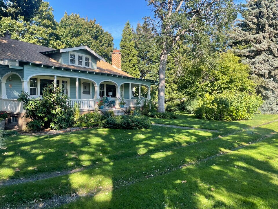 1373 Barker Rd in Hood River, OR - Building Photo