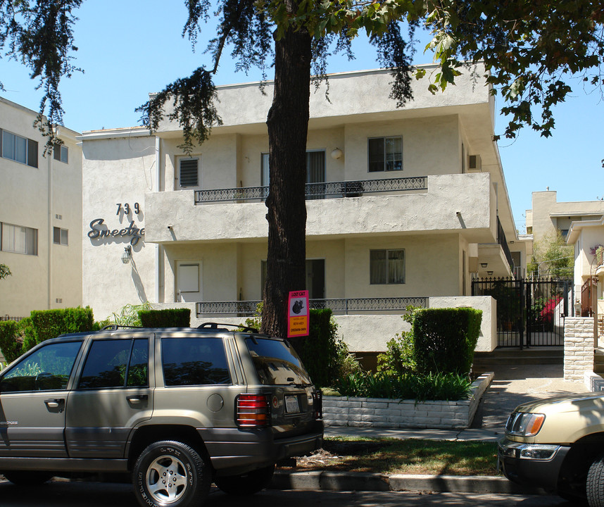 739 N Sweetzer Ave in West Hollywood, CA - Building Photo