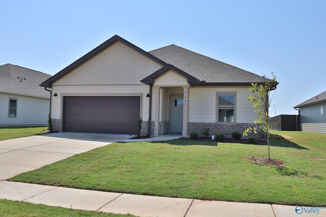 207 Shangrila Wy in Meridianville, AL - Building Photo
