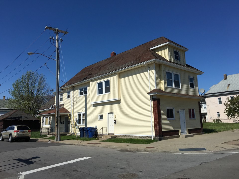 Owner-Financing, 4-family on Broadway in Buffalo, NY - Foto de edificio