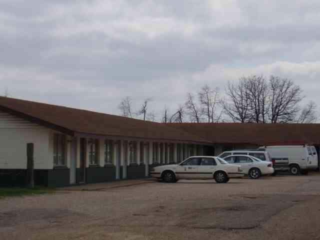 1050 E Clinton Rd in Seymour, MO - Building Photo