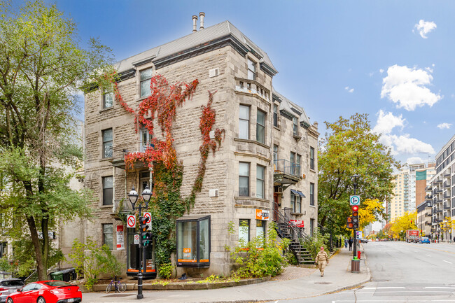 372-376 Sherbrooke Rue E in Montréal, QC - Building Photo - Building Photo