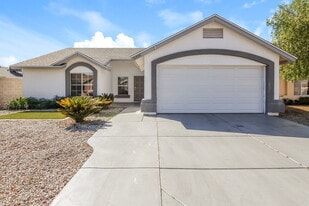 10235 W Medlock Dr in Glendale, AZ - Building Photo