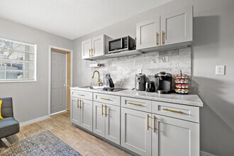 4219 E Henry Ave in Tampa, FL - Building Photo - Building Photo