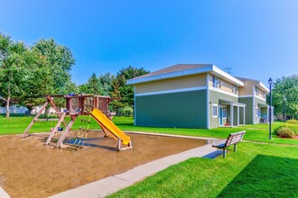 School Square Apartments and Townhomes in Albany, MN - Building Photo - Building Photo