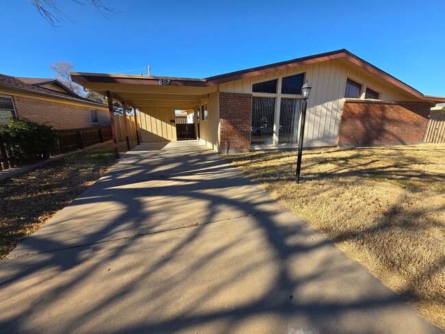 807 Deborah Dr in Roswell, NM - Building Photo - Building Photo