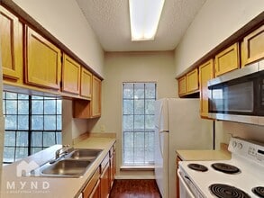 9747 Whitehurst Dr in Dallas, TX - Foto de edificio - Building Photo