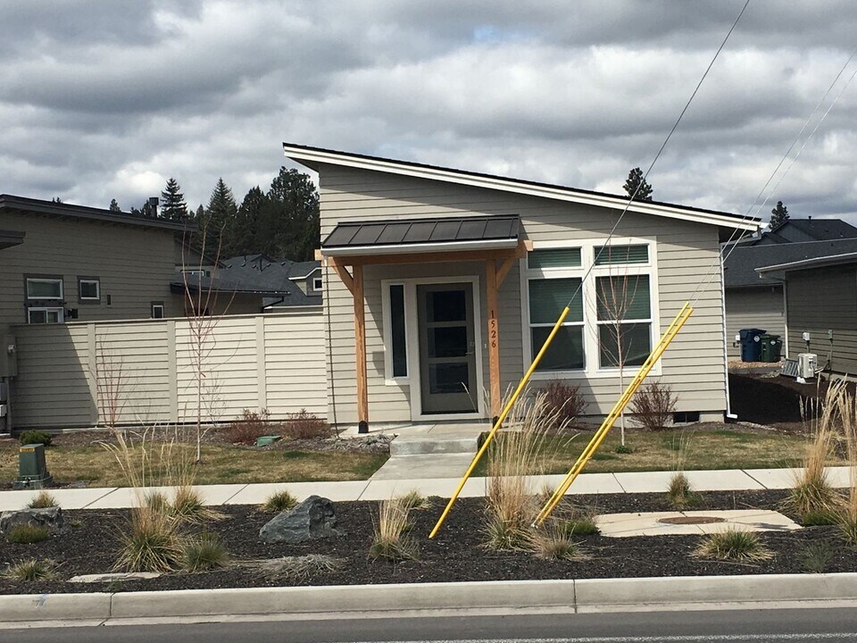1526 NE Butler Market Rd in Bend, OR - Building Photo