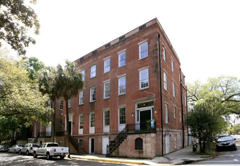 201 E York St in Savannah, GA - Building Photo