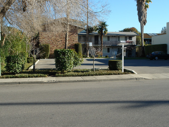 585 Ortega Ave in Mountain View, CA - Foto de edificio - Building Photo