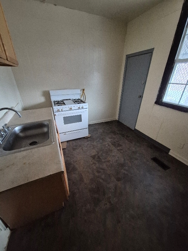 2733 E Monument St in Baltimore, MD - Building Photo - Building Photo