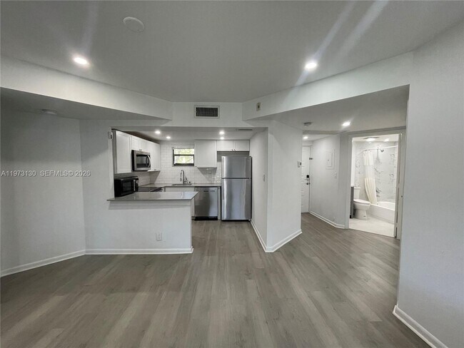 8290 Lake Dr in Doral, FL - Building Photo - Building Photo