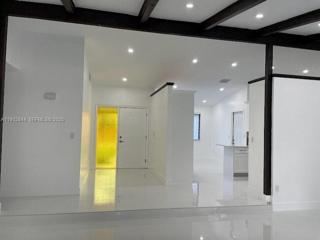 17010 SW 93rd Ave in Palmetto Bay, FL - Foto de edificio - Building Photo