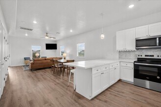 913 Bluewater Hwy in Surfside Beach, TX - Foto de edificio - Building Photo