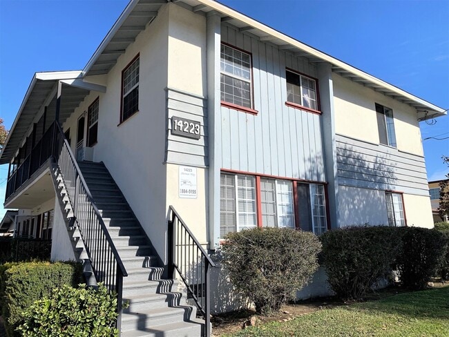 14223 Sherman Way in Los Angeles, CA - Building Photo - Building Photo