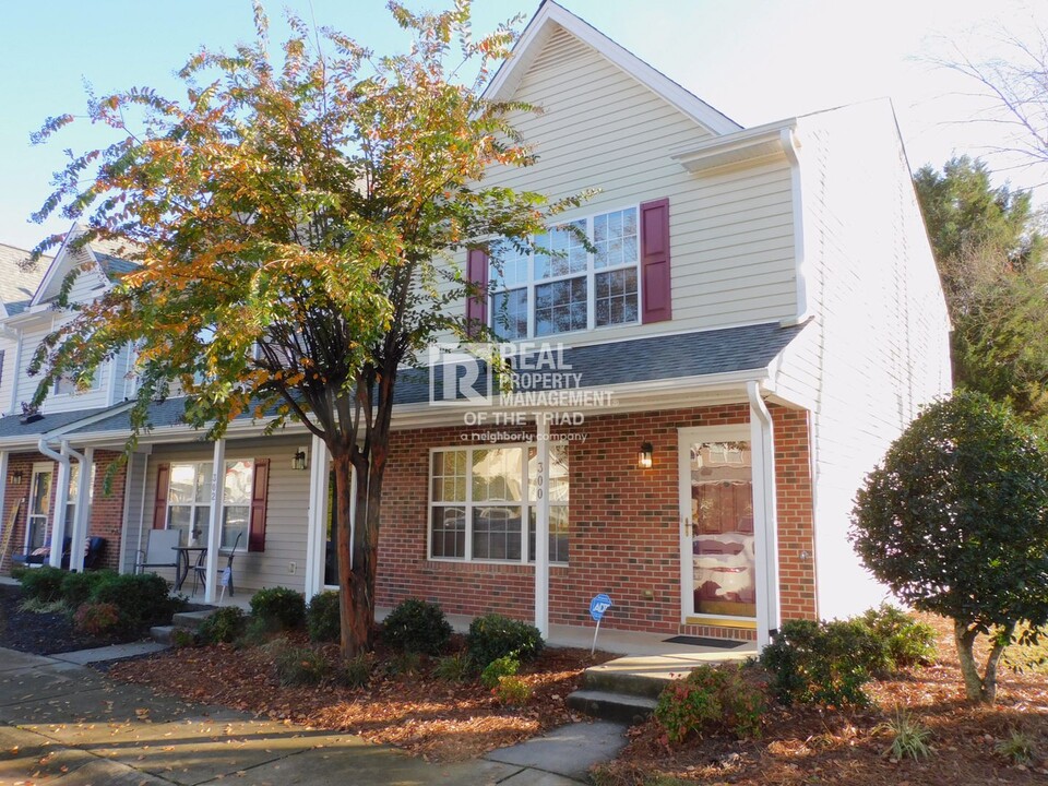 300 Malamute Ln in Greensboro, NC - Foto de edificio