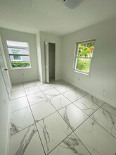 2154 Henry St NE in Palm Bay, FL - Foto de edificio - Building Photo