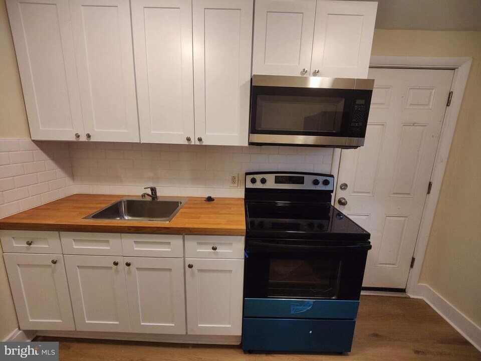 140 W Airy St in Norristown, PA - Building Photo