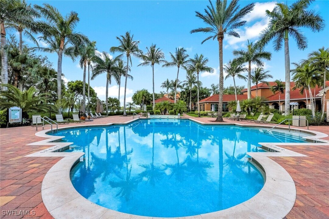 1220 Reserve Way in Naples, FL - Building Photo