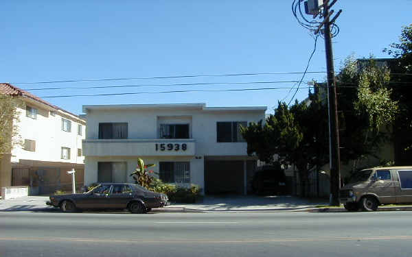 15938 Vanowen St in Van Nuys, CA - Building Photo - Building Photo