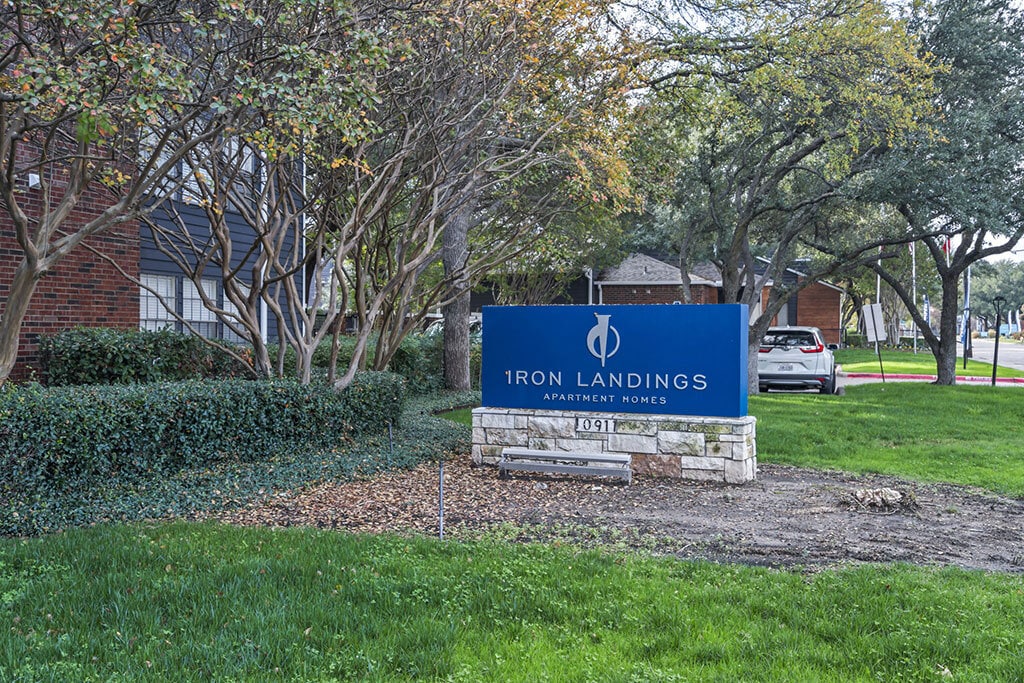 Iron Landings in Dallas, TX - Foto de edificio