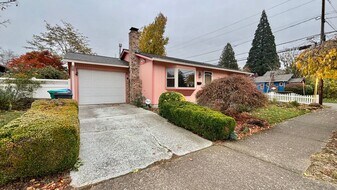 2642 SE 77th Ave in Portland, OR - Building Photo
