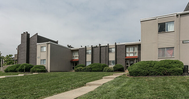 The Club at Indian Creek Apartment Homes in Overland Park, KS - Building Photo - Building Photo